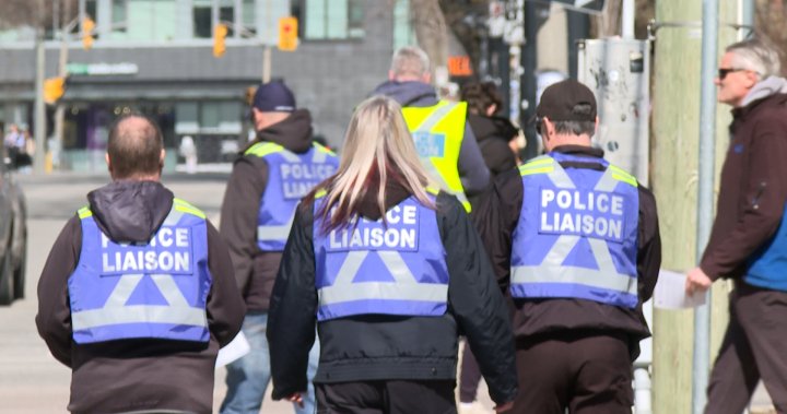 Полиция, подготовка на подзаконови актове за уикенда на Деня на Св. Патрик в Кингстън, Онтарио.