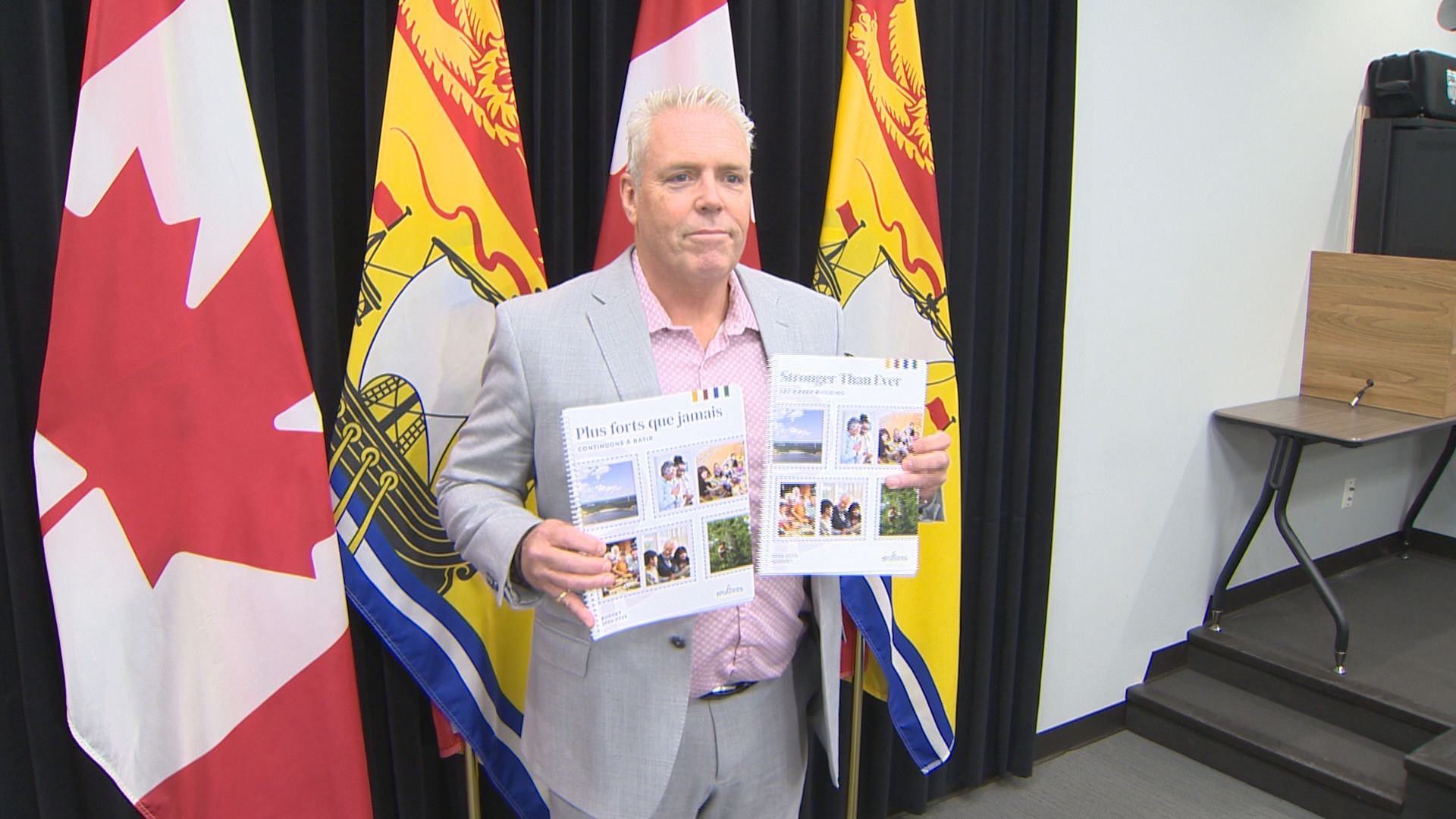 Министърът на финансите на Ню Брънзуик Ърни Стийвс казва че