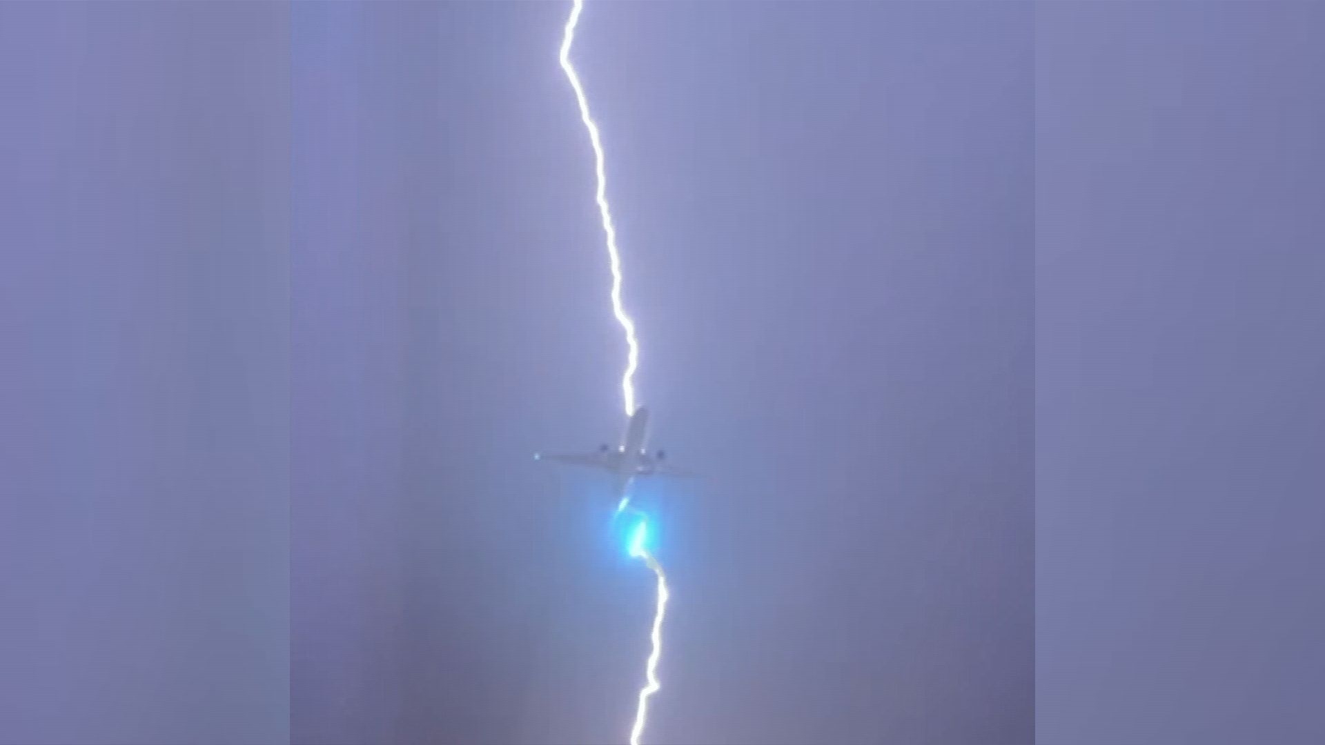 Видео споделено с Global News улавя момента в който самолет