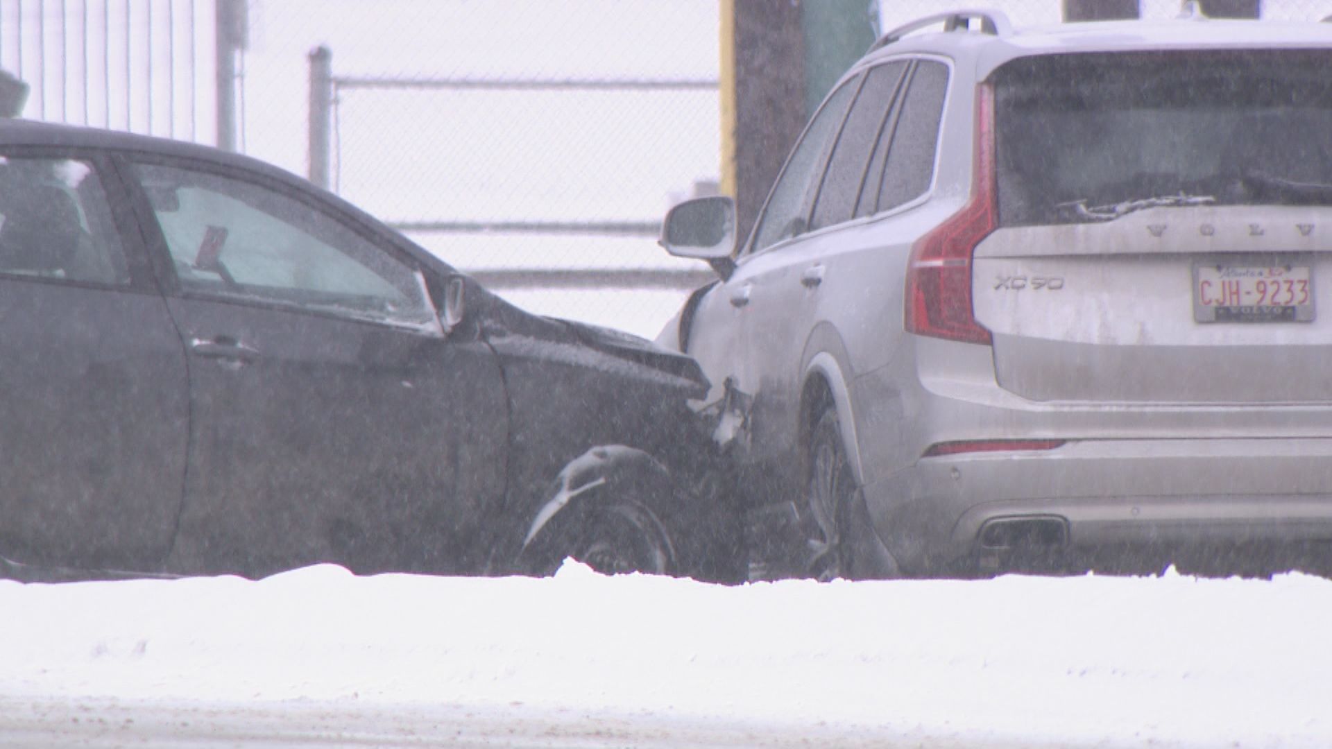 Calgary Police issue traffic advisory after crashes pile up in spring snow