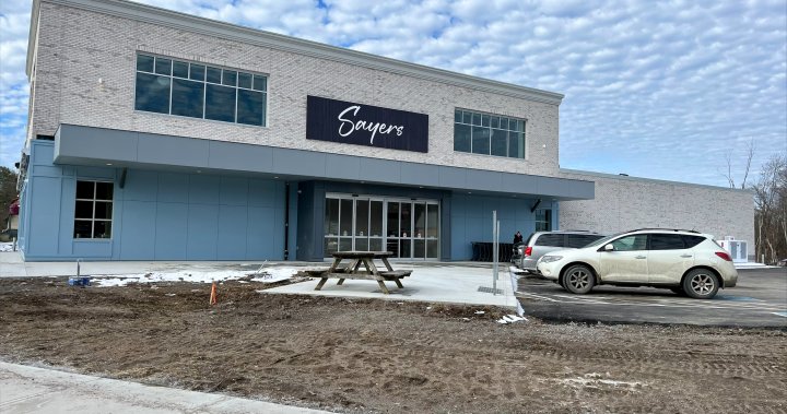 Единственият магазин за хранителни стоки Sayers Foods, Апсли, Онтарио, отваря отново след огромен пожар през 2020 г.