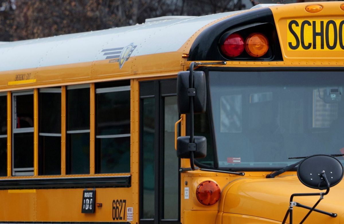 Сблъсък между училищен автобус и полукамион затвори магистрала 12 близо