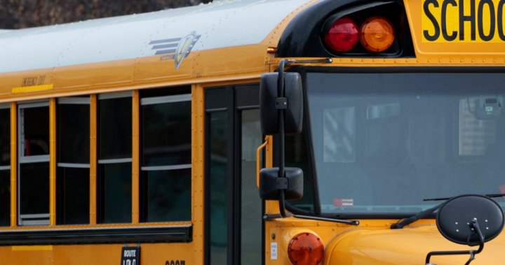 Сблъсък между училищен автобус и полукамион затвори магистрала 12 близо