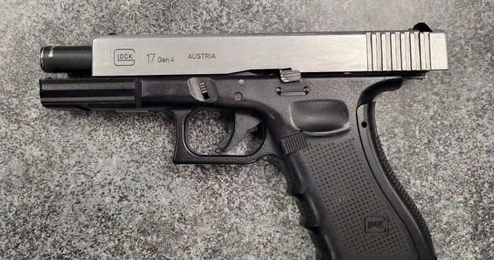 Portage la Prairie RCMP арестува мъж със скрито копие на пистолет при разследване на кражба от магазин
