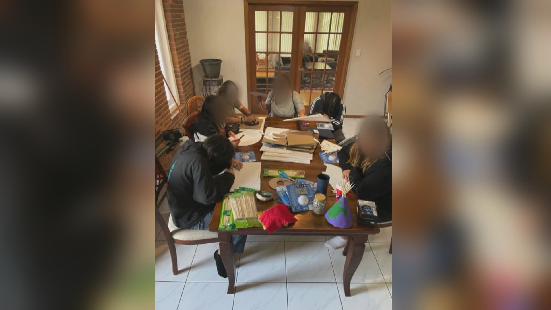 Родителите подкрепят груповия дом в Манитоба, който в момента е подложен на критики за даване на трева на тийнейджъри