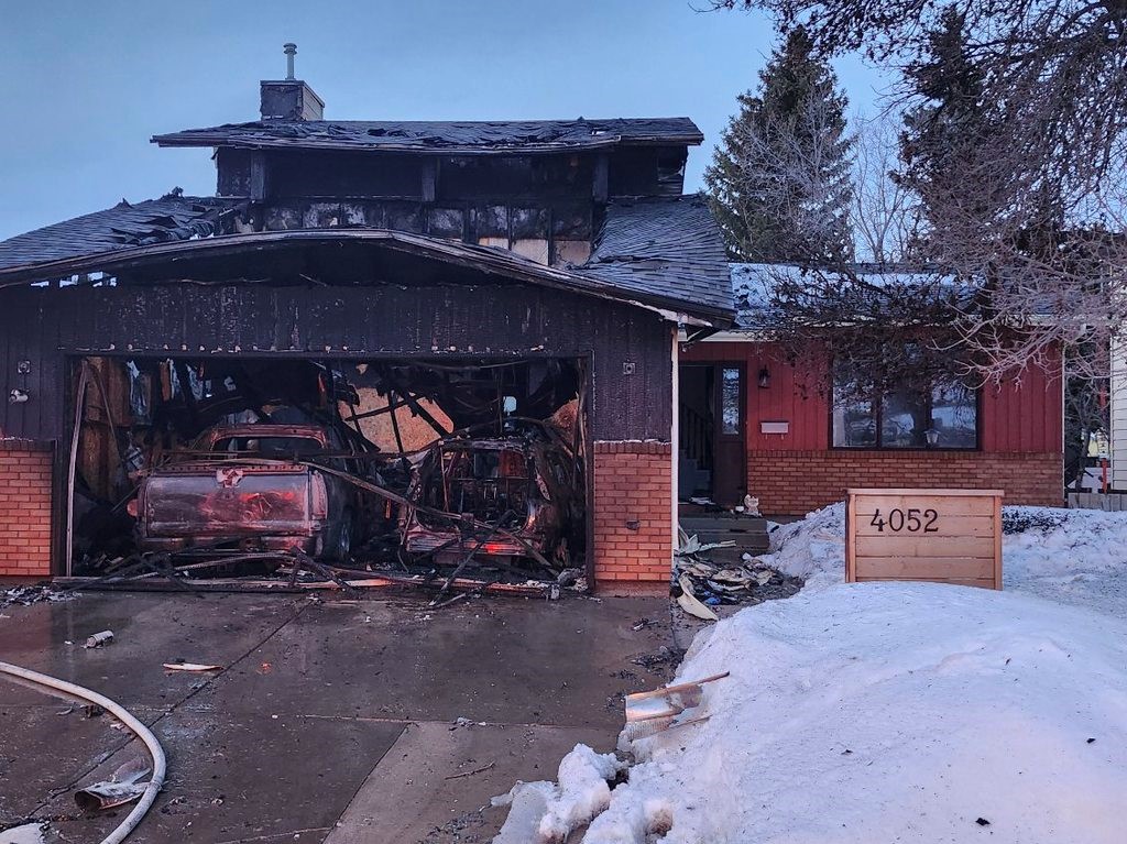 Saskatoon fire engulfs attached garage of Taylor Street East home