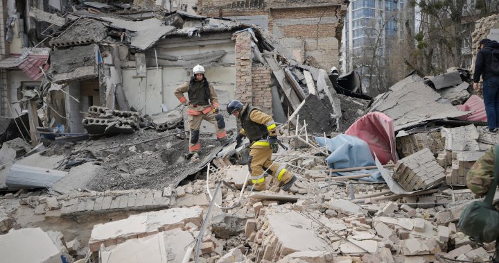 Триетажна сграда в центъра на Киев е била тежко повредена