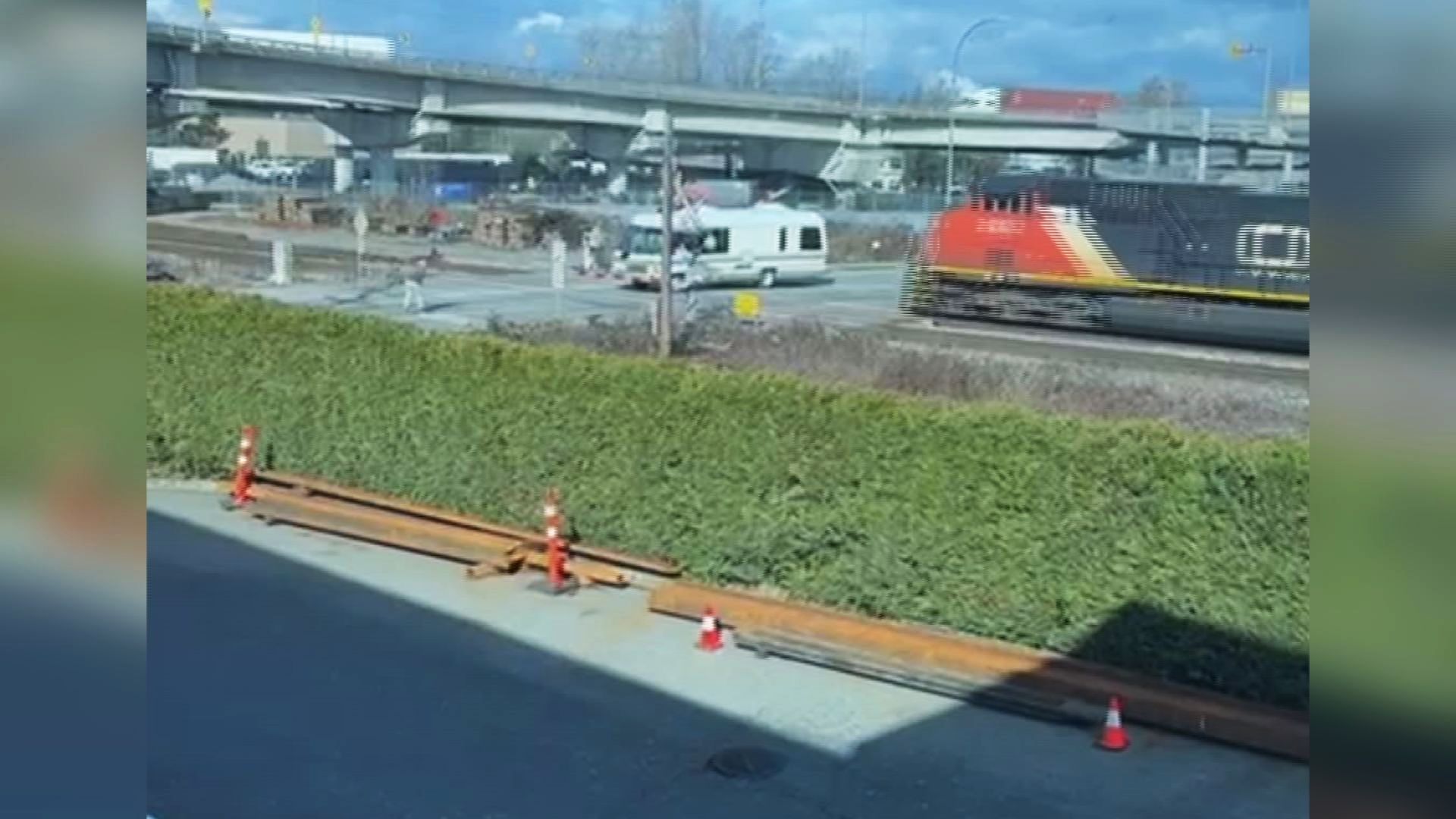 Обитателите на кемпер заседнал на железопътен прелез в Лангли Британска