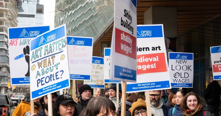 AGO workers reach tentative agreement ending month long strike: union – Toronto | Globalnews.ca