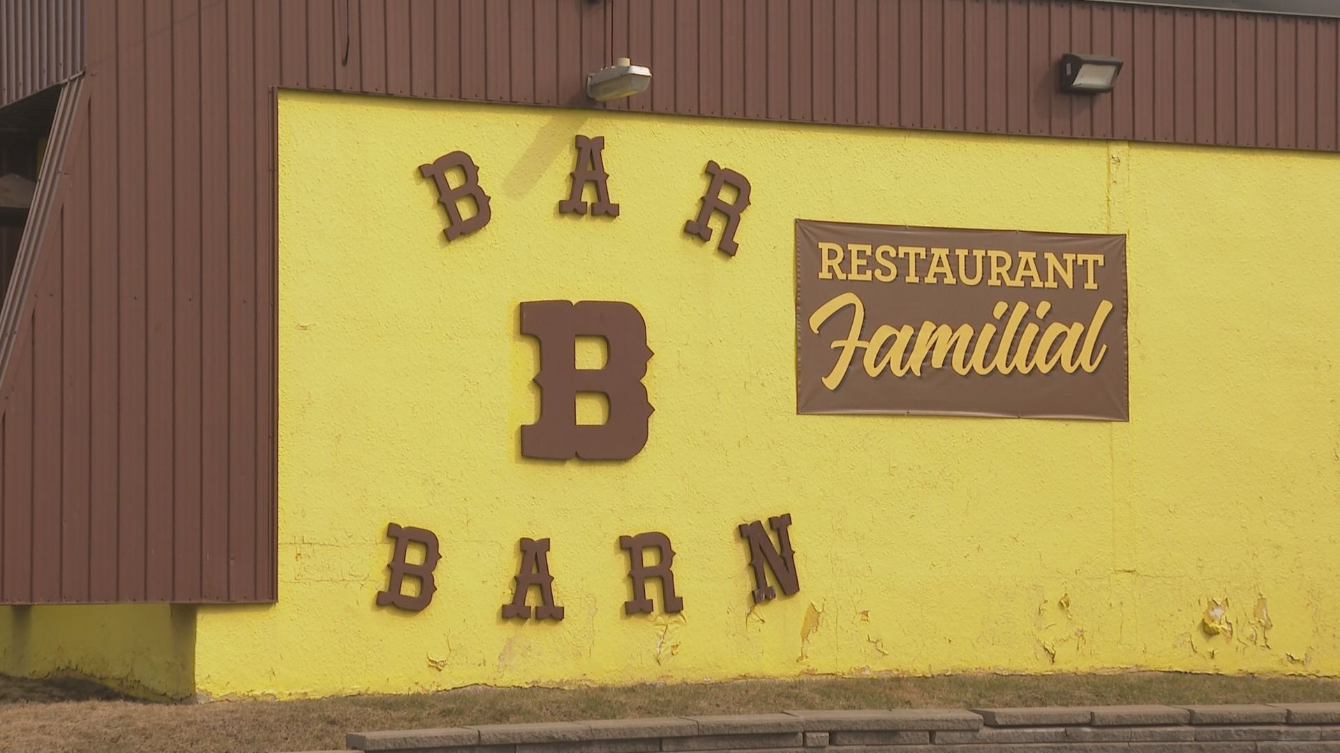 Откакто отвори вратите си във вторник сутринта телефонът в Bar B