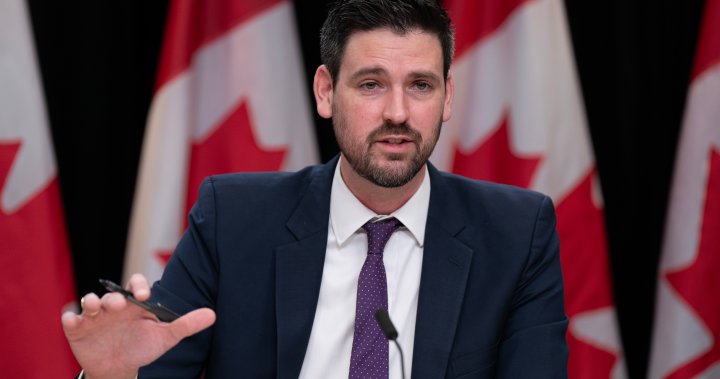Министърът на жилищното строителство на Канада обяви във вторник почти