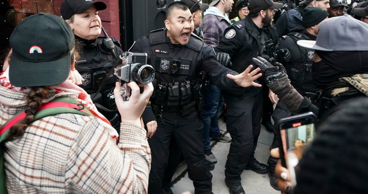 Полицията в Торонто се намесва, докато пропалестински протестиращи се събират на либералното набиране на средства