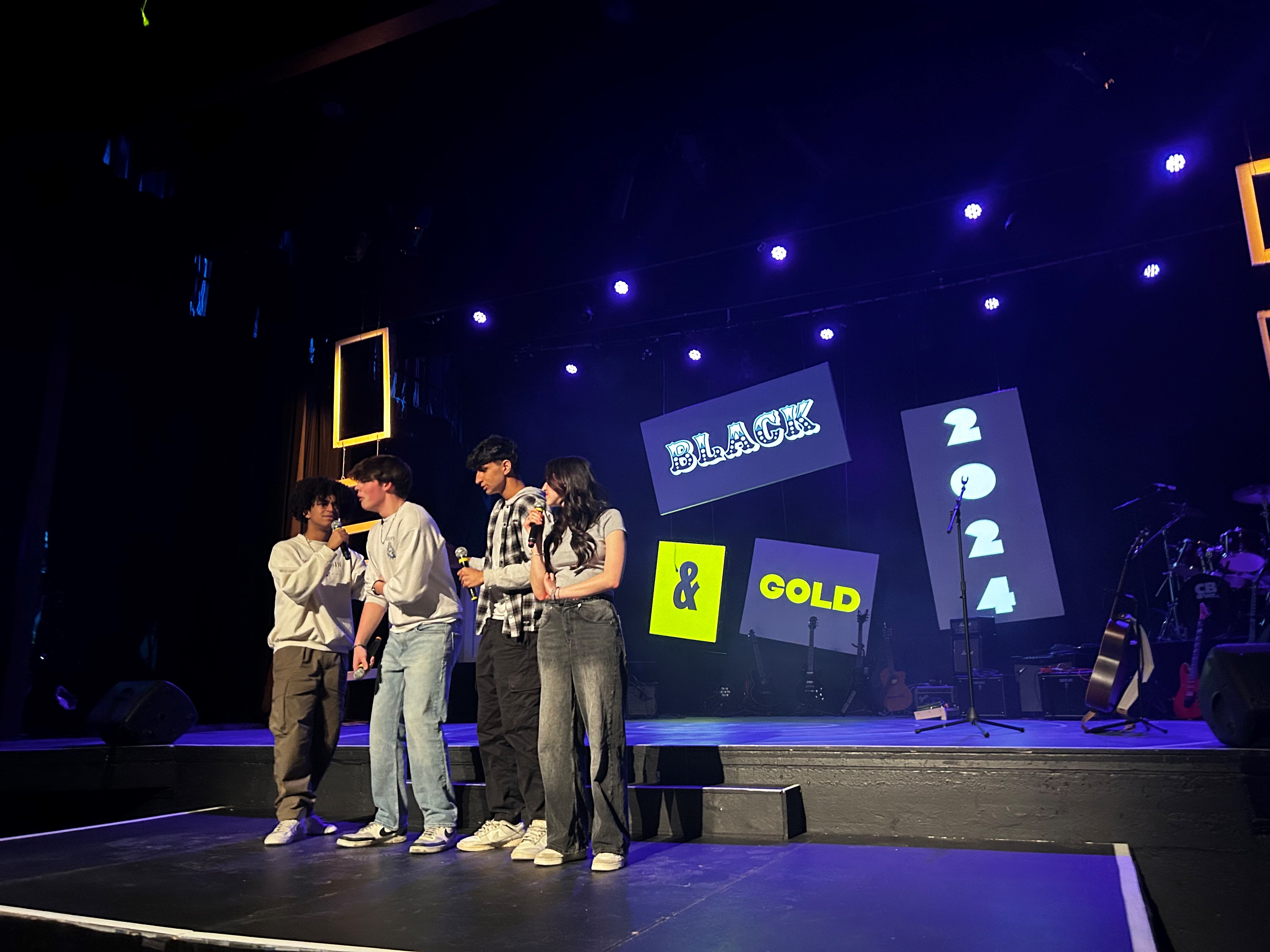 Светлините на прожекторите бяха насочени към около 40 ученици и