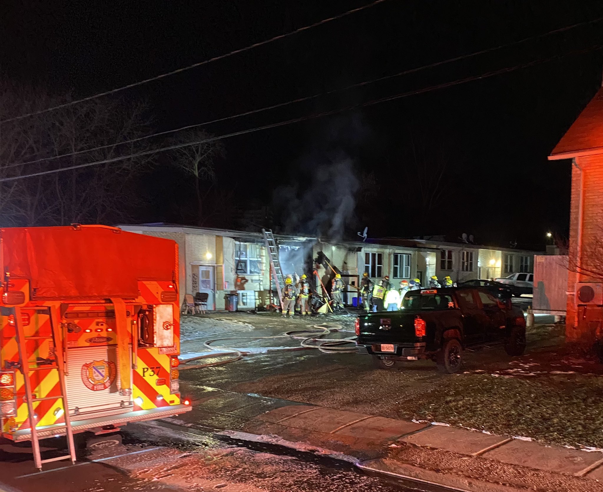 Един блок от комплекс от градски къщи е бил повреден