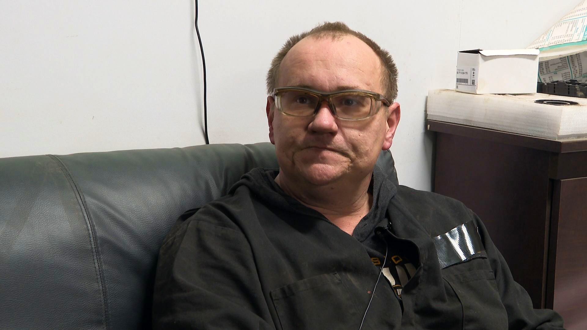 Чарли Хауъл е свикнал да оправя проблемите с колите на