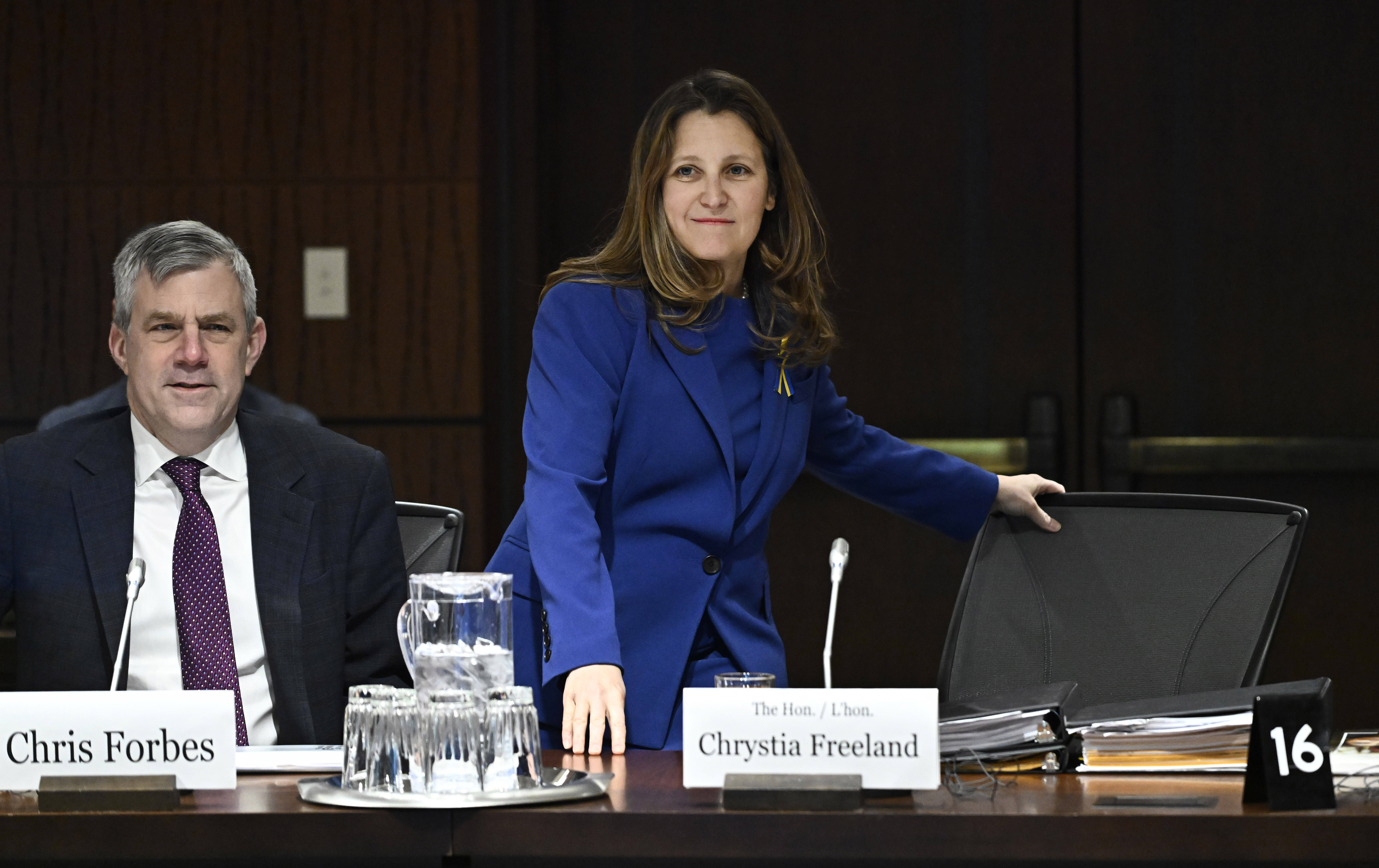 Десетки либерални членове на парламента призовават министъра на финансите да