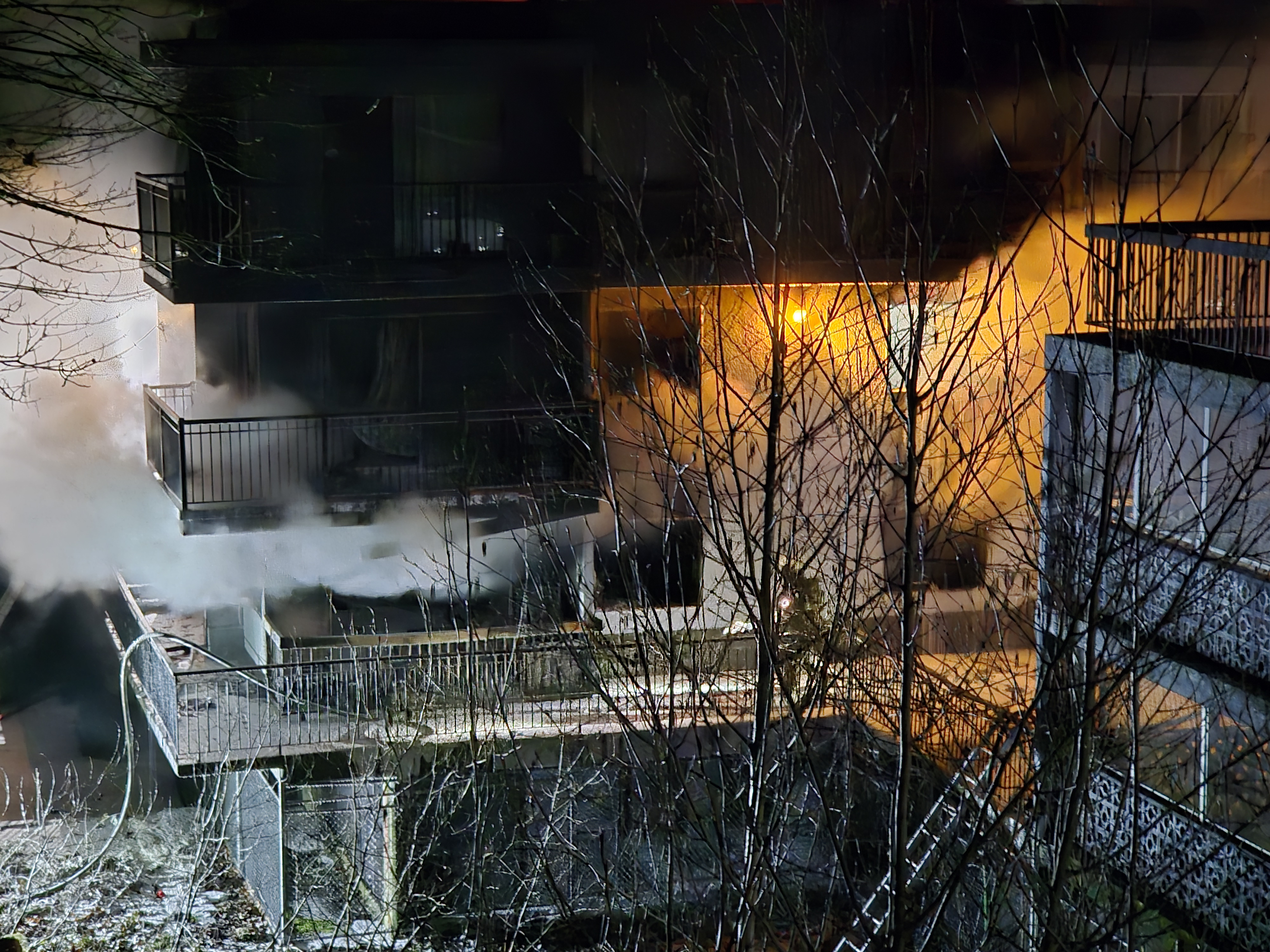 Около 100 души бяха напуснати след избухването на пожар в