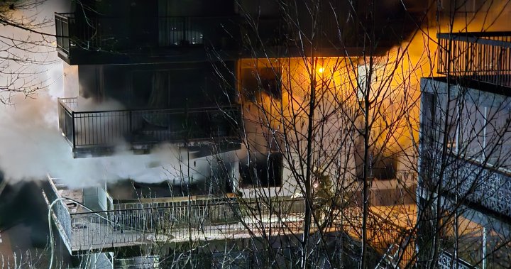 Около 100 души бяха напуснати след избухването на пожар в жилищна сграда в Coquitlam