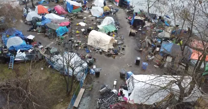 Градът се намесва, за да започне почистването на санкциониран лагер за бездомни във Ванкувър