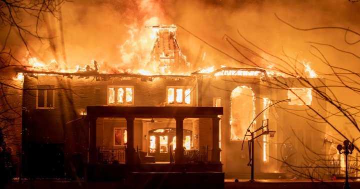 Масов пожар в Ричмънд Хил, Онтарио. унищожава голям дом в строеж