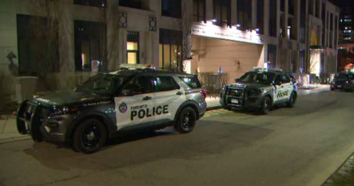 Полицията в Торонто съобщи че мъж е починал в болница