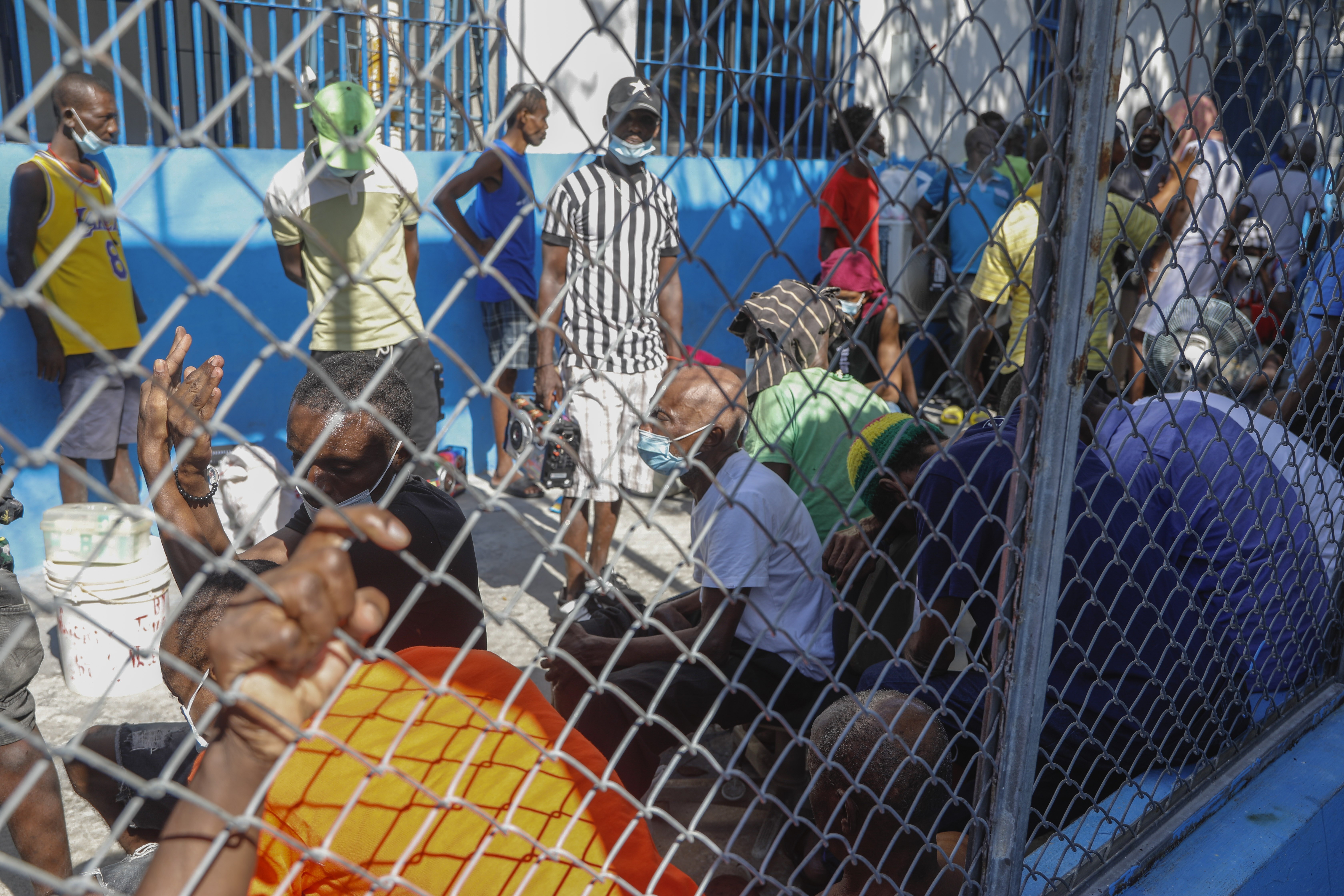 Властите наредиха вечерен час в опит да си възвърнат контрола