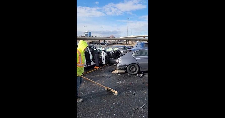 17 превозни средства катастрофираха на рампата към магистрала 401 в Торонто