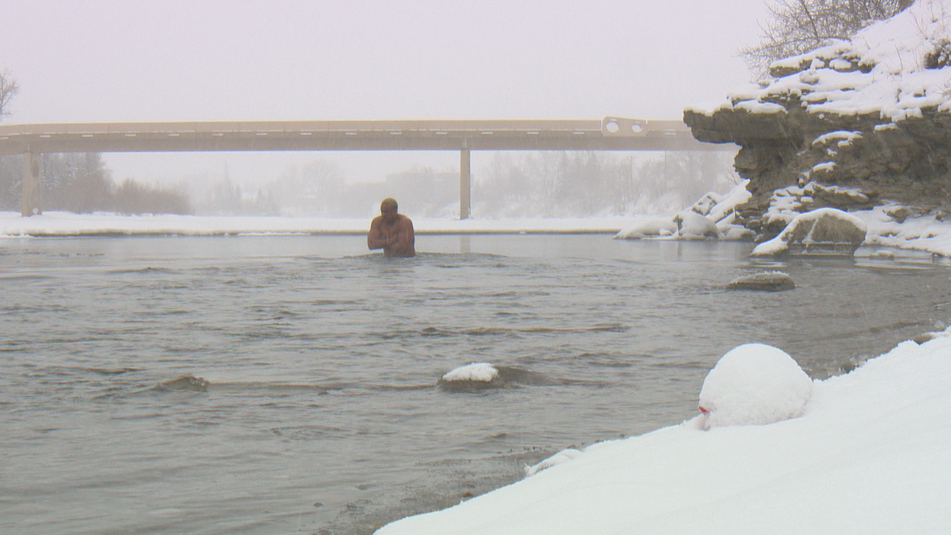 Човек тренира в река Боу, за да се опита да счупи световния рекорд за ледена баня в Калгари