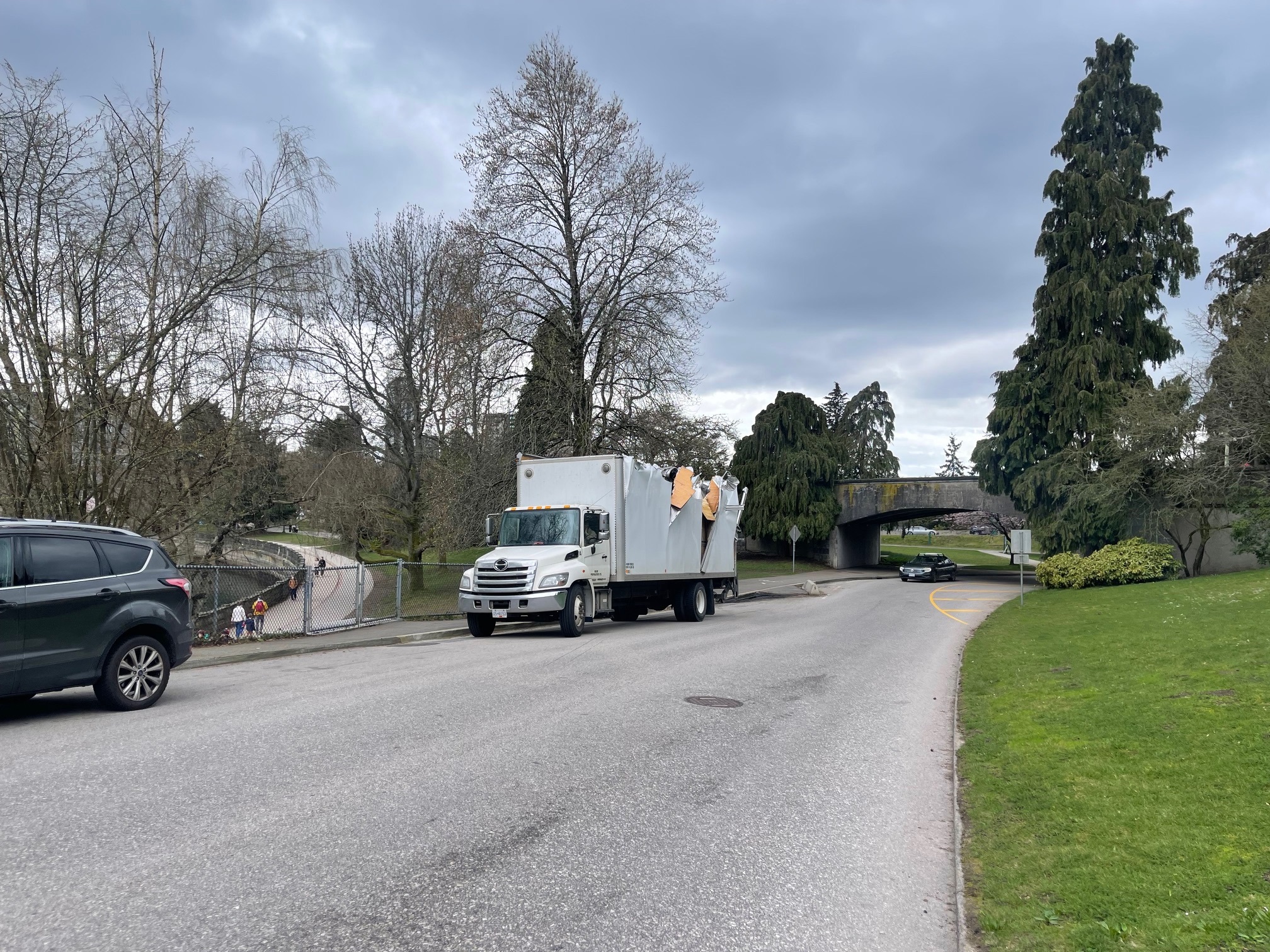 Шофьор на микробус неправилно е изчислил разстоянието на пешеходен мост