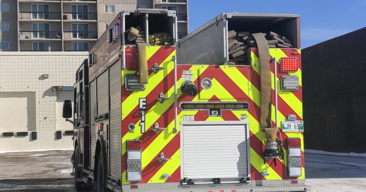 Пожарната парамедична служба в Уинипег разследва пожар причинил структурни щети