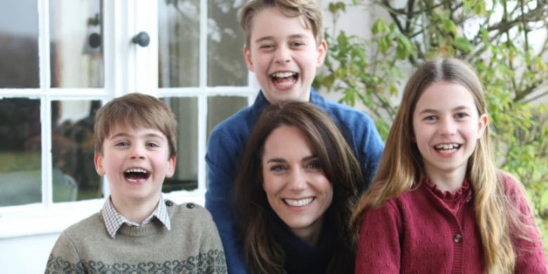 Kate Middleton admits editing family photo, apologizes 'for any confusion'