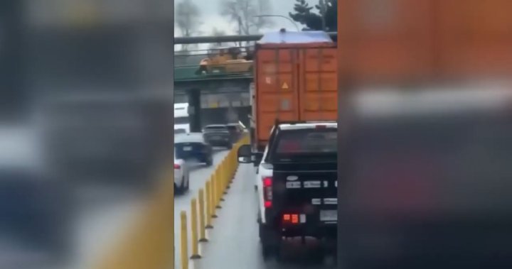 Уловено на видео: товарно превозно средство се блъска в надлез близо до тунела Джордж Маси