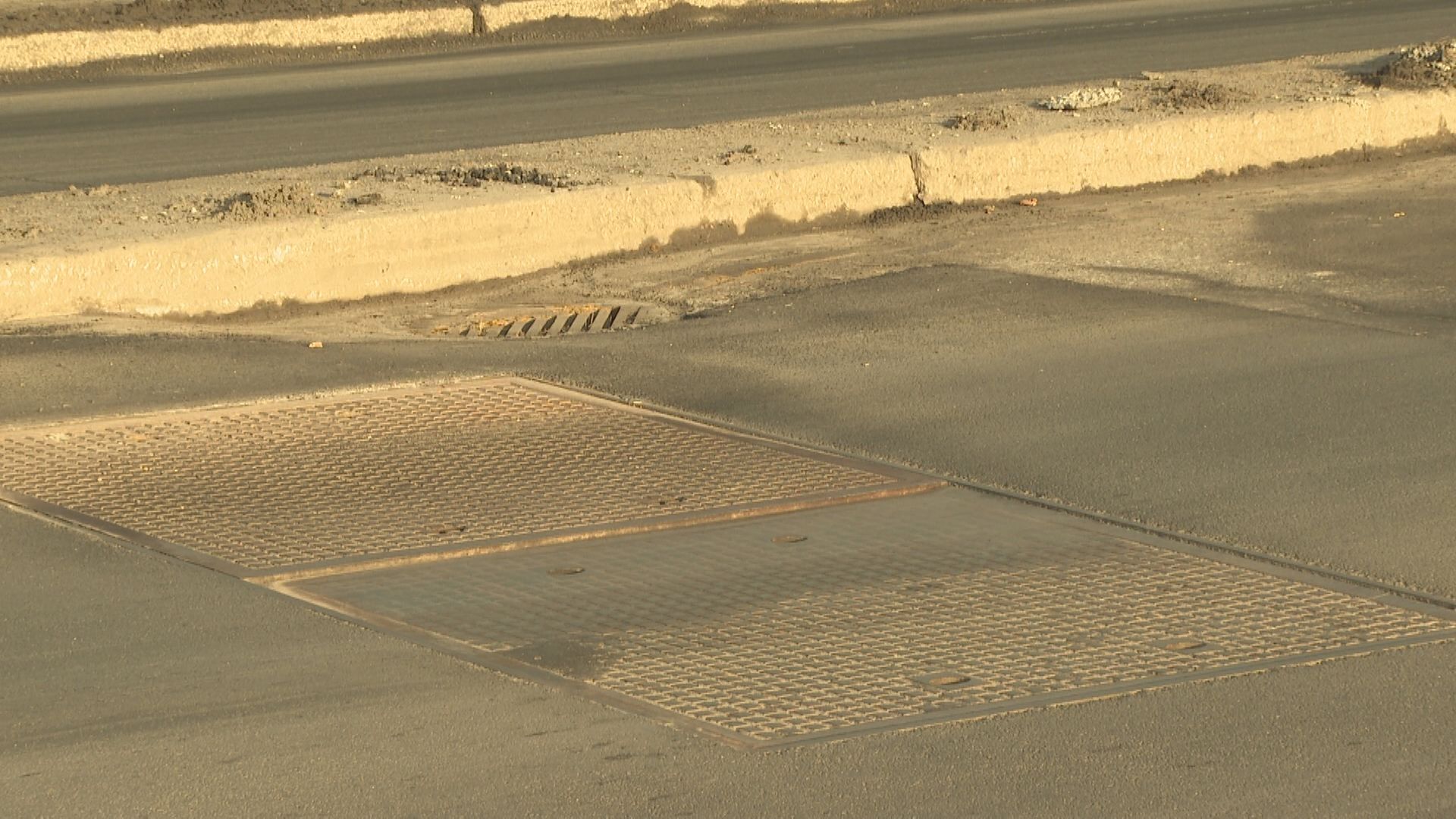 Във вторник трафикът отново тече по двете платна на улица