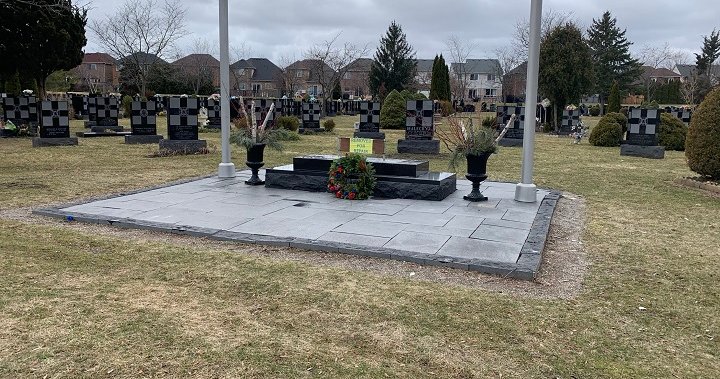 Паметник в чест на нацистките войници бе премахнат от частно гробище в Оуквил, Онтарио.