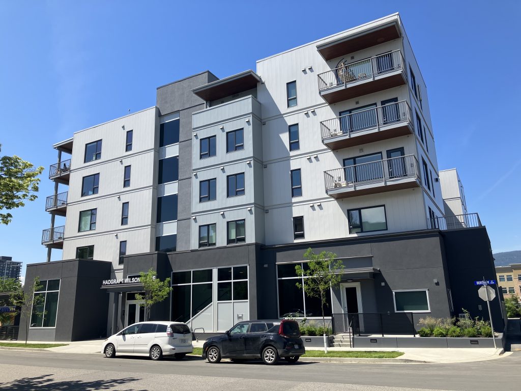 Жителите на субсидиран жилищен комплекс в центъра на Келоуна се