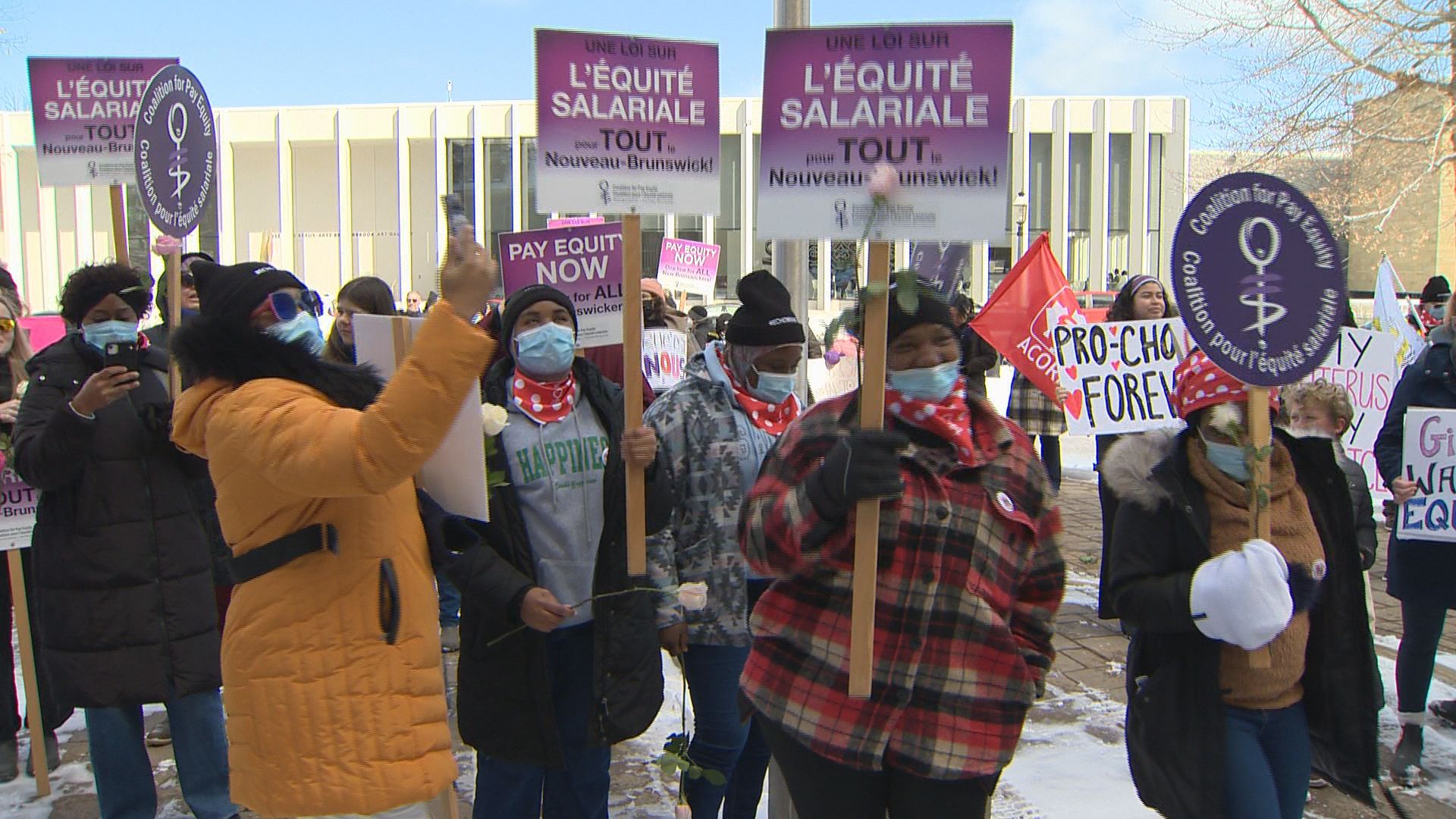 Около 200 души маршируваха по улиците на центъра на Фредериктън