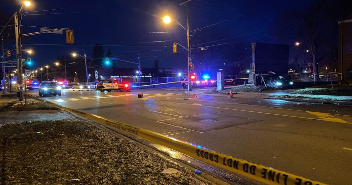 Полицията в Торонто съобщи, че пешеходец е починал, след като