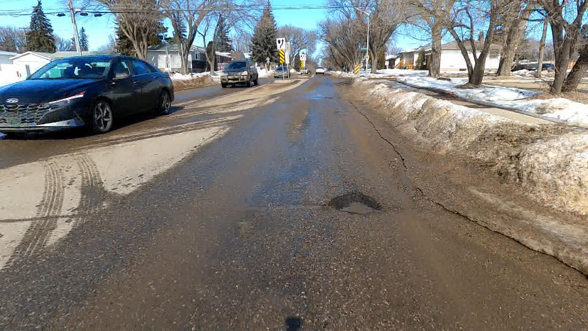 Дупките се появяват в Саскатун докато градът настъпва и излиза