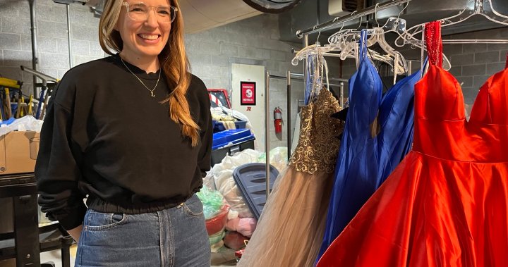 Жена от Ривървю Нова Британия която предоставя безплатни рокли на
