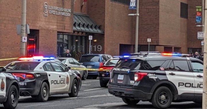 Полицията в Хамилтън Онтарио казва че един човек е бил