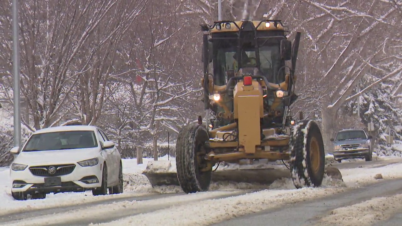 Crews continue clearing Calgary roads after snowfall warning ends