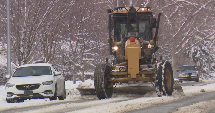 Екипите продължават да разчистват пътищата в Калгари след изтичане на предупреждението за снеговалеж