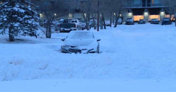 Услугите в Саскатун са задържани, тъй като градът е изправен пред стена от сняг