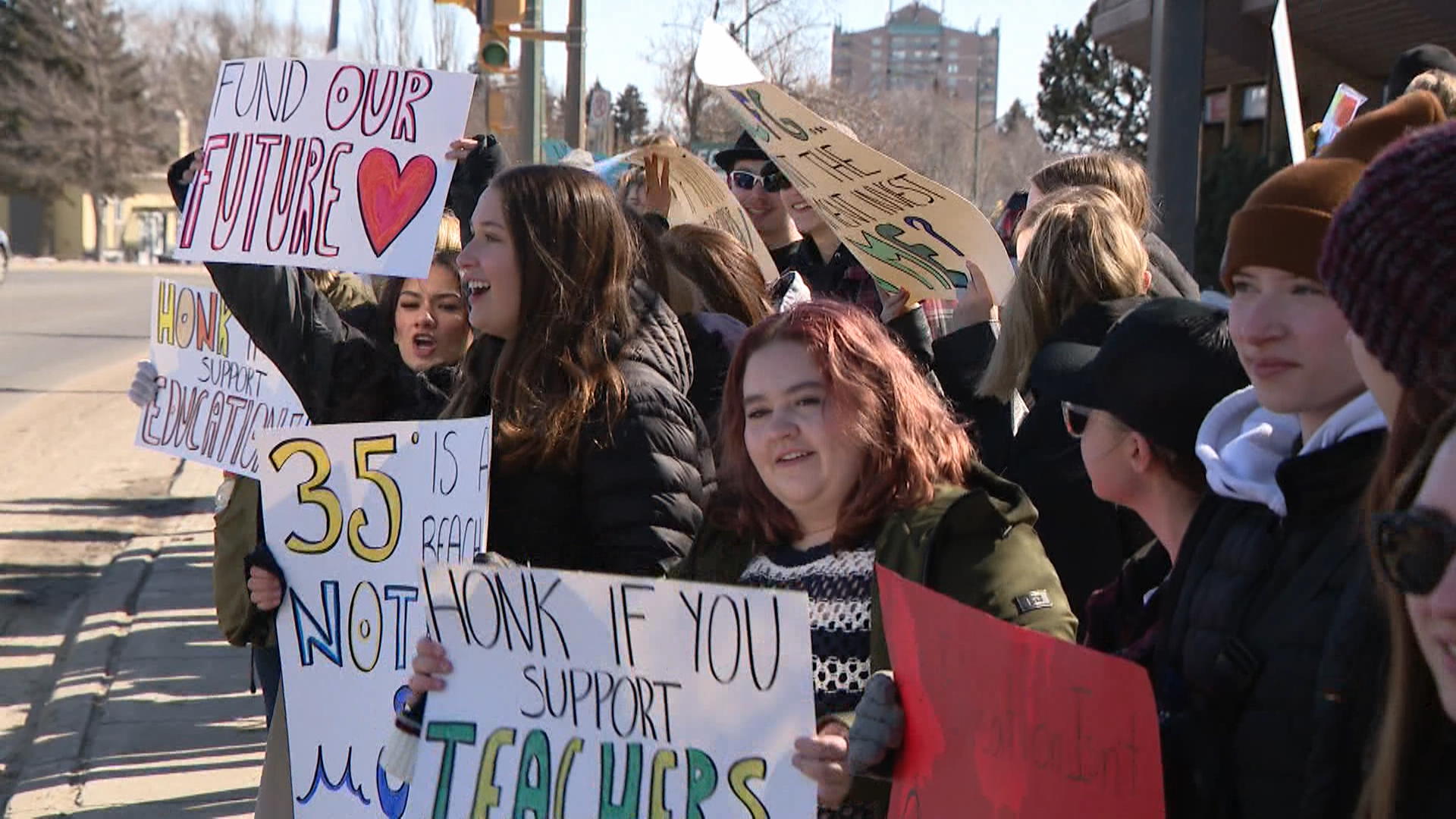 Saskatoon students skip class Tuesday to protest in support of teachers