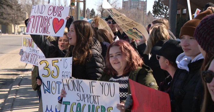 Saskatoon students skip class Tuesday to protest in support of teachers