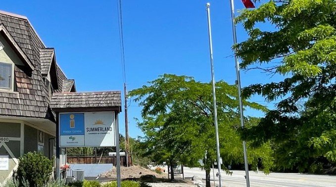 Туристически център по магистрала 97 в Summerland, B.C. за продажба