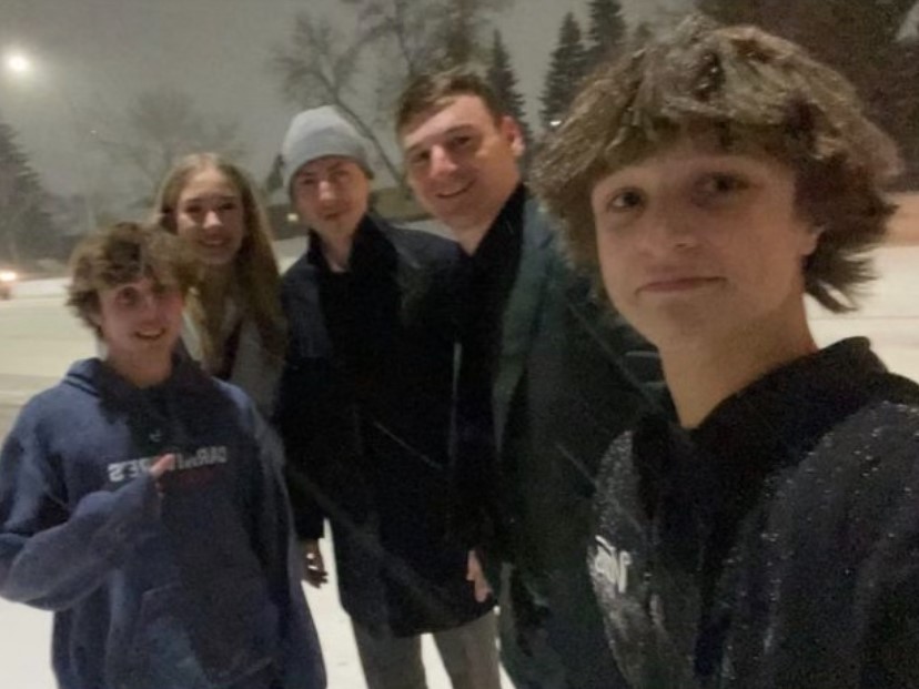 Edmonton Oilers star players push car out of snowbank for local teens
