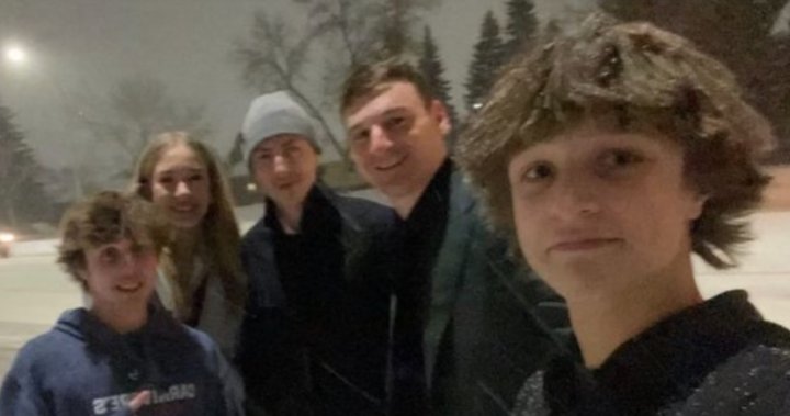 Звездните играчи на Едмънтън Ойлърс бутат кола от снежна купина за местни тийнейджъри