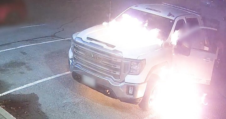 Шокиращо видео показва подпален камион за теглене в Ричмънд Хил с шофьор вътре