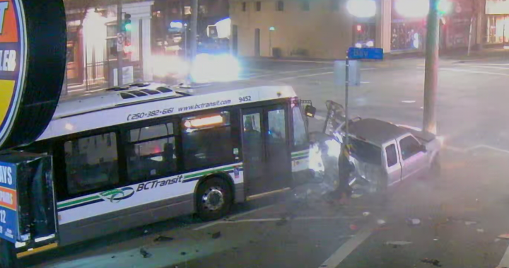 Транзитен автобус ударен при шокиращ сблъсък във Виктория, 1 човек е сериозно ранен